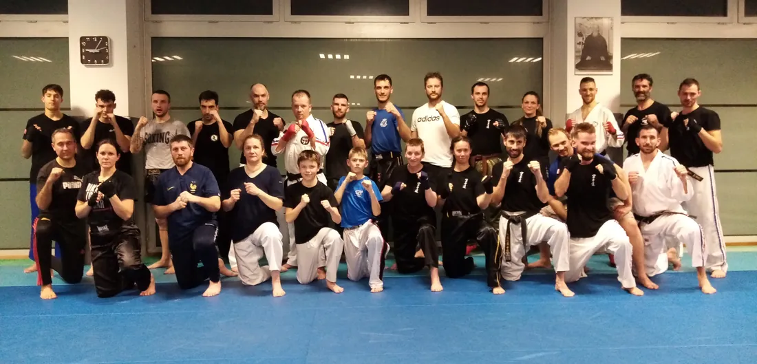 Les adhérents du Karaté Contact Rieupeyroux réunis au dojo